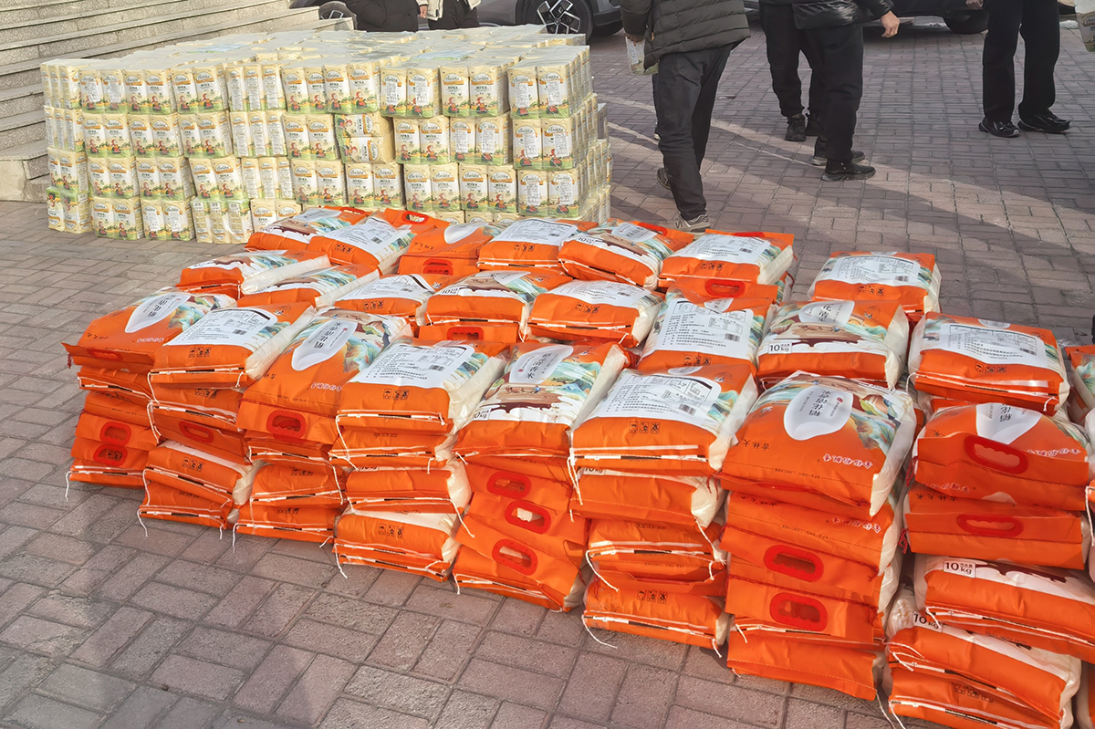 Year-End Care Company Gifts All Staff Premium Rice and Flour